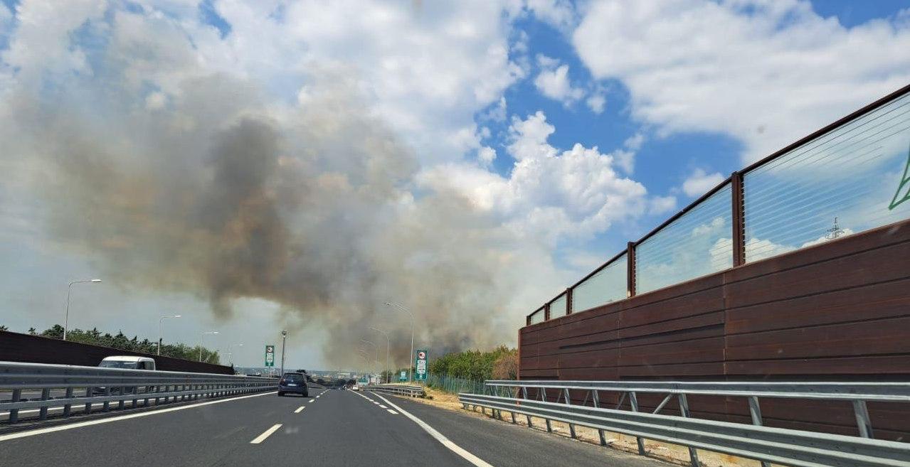 Torna a bruciare il Carso tra Duino e Lisert, chiusa l'autostrada A4